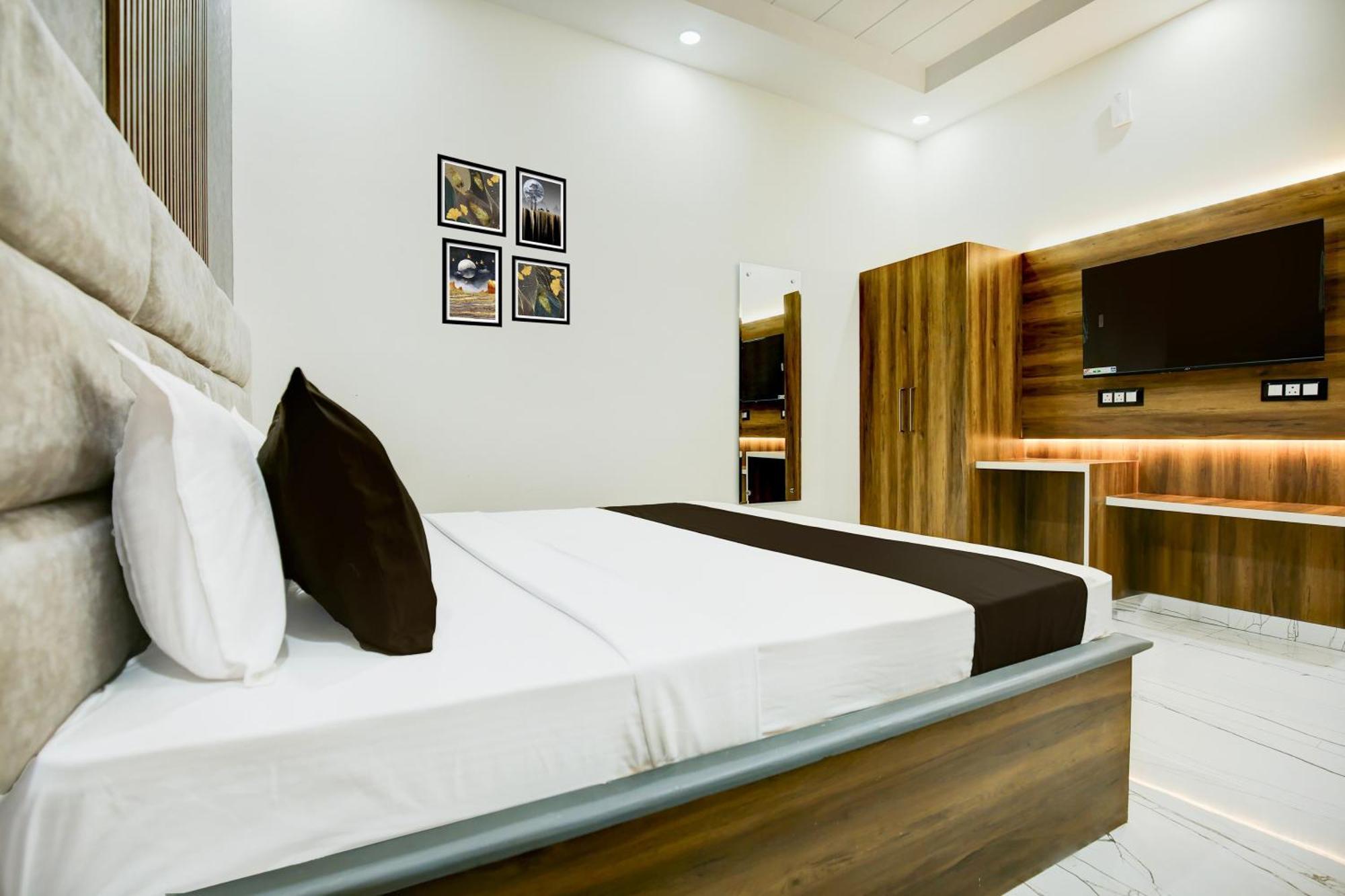 Hotel O Platinum Zirakpur Экстерьер фото