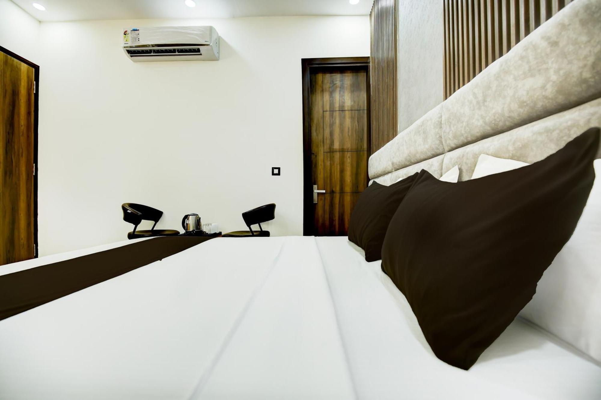 Hotel O Platinum Zirakpur Экстерьер фото